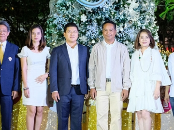 คริสต์มาสแดนอิสาน       วัฒนา พุฒิชาติ ผวจ.อุดรธานี และ ธนกร วีรชาติยานุกูล ปธ.จนท.บห.ศูนย์การค้ายูดีทาวน์ ร่วมเปิดไฟต้นคริสต์มาส ในงาน “UD TOWN White Christmas 2017” เพื่อเฉลิมฉลองเทศกาลแห่งความสุขส่งท้ายปี โดยมีแขกรับเชิญในวงการต่างๆร่วมงาน ที่ ศูนย์การค้ายูดีทาวน์ อุดรธานี