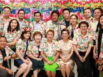 สดใสรับปีใหม่      กฤษฎา จีนะวิจารณะ อธิบดีกรมสรรพสามิต  นัดสังสรรค์ต้อนรับปีใหม่เพื่อนนักศึกษาหลักสูตรวิทยาการประกันภัยระดับสูง รุ่นที่ 7 (วปส.7) กลุ่มเมฆา โดยมี กุลวัชร หงส์คู, คณิตดา กรรณสูตร และ ศรีวรรณา เจียรวัฒน์ชัย ร่วมงาน ที่ สำนักงานคณะกรรมการกำกับและส่งเสริมการประกอบธุรกิจประกันภัย (คปภ.) ถนนรัชดาภิเษก