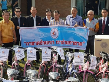 กาชาดสุพรรณบุรี      นิมิต วันไชยธนวงศ์ ผวจ.สุพรรณบุรี และ จุฬารัตน์ วันไชยธนวงศ์ นายกเหล่ากาชาดจังหวัดสุพรรณบุรี ร่วมกันรับมอบสิ่งของจากส่วนราชการ ข้าราชการ พ่อค้า ประชาชน และภาคเอกชน ที่ ศาลารวมใจ จวนผู้ว่าราชการจังหวัดสุพรรณบุรี เพื่อออกร้านธารากาชาด ในงานอนุสรณ์ดอนเจดีย์ จังหวัดสุพรรณบุรี ประจำปี 2561 ระหว่างวันที่ 18 ม.ค.- 1 ก.พ.2561 