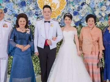 รักหวาน...นานเนา      คุณหญิงอารีย์ ธีระสวัสดิ์ ร่วมอวยพรแก่คู่บ่าวสาวในงานฉลองมงคลสมรสระหว่าง พ.ต.ท.ณรงค์ชัย เอกฉันท์ บุตร พล.ต.ต.พุทธิชาติ เอกฉันท์ รองผู้บัญชาการตำรวจนครบาล -เสาวณี เอกฉันท์ กับ น.ส.วนิษฐา เลาหวิทยะรัตน์ โดยมี ขัตติยา ใจเย็น ร่วมแสดงความยินดี ที่ สโมสรตำรวจ ถนนวิภาวดีรังสิต เขตหลักสี่ 