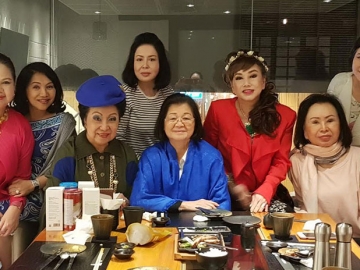 สดใส...สุขสันต์       สุวิมล มหากิจศิริ กัปตันทีม “กลุ่มสาวชาวหงส์ฟ้า” นัดสังสรรค์กระชับมิตรต้อนรับปีใหม่ 2018 โดยมี ดร.เสาวนีย์ เตชะไพบูลย์, ลลิสา จงบารมี, ลาลีวรรณ กาญจนจารี, พอฤทัย ชินวัตร และ ณัฐจงกล น้อมสูงเนิน ร่วมฉลองอย่างอบอุ่นและเบิกบานสราญใจ ที่ ห้องอาหารมูเก็นได ศูนย์การค้าสยามพารากอน