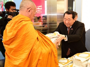 ฉลอง 97 ปี “เจียไต๋” : ธนินท์ เจียรวนนท์ ประธานอาวุโส เครือเจริญโภคภัณฑ์ และ ศุภชัย เจียรวนนท์ ประธานคณะผู้บริหาร พร้อมด้วยคณะผู้บริหารและพนักงาน ร่วมทำบุญตักบาตรพระสงฆ์ 98 รูป และประกอบพิธีเจริญพระพุทธมนต์ โดยมี ท่านเจ้าประคุณสมเด็จพระวันรัต เจ้าอาวาสวัดบวรนิเวศวิหาร เป็นประธานในพิธีสงฆ์ เพื่อความเป็นสิริมงคล ณ อาคารซี.พี.ทาวเวอร์
