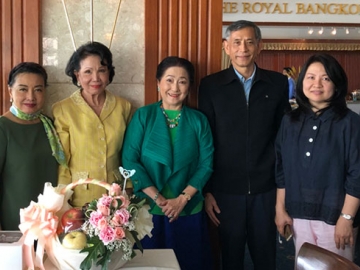 ติดต่อกันเป็นปีที่ 3 : คุณหญิงกิ่งแก้ว เอื้อทวีกุล เลี้ยงอาหารกลางวันพร้อมให้พรปีใหม่แก่ ดร.จำเนียร วรรัตน์ชัยพันธ์, ดร.ไชยยศ บุญญากิจ, สันติวิภา พานิชกุล, วารุณี พุทธชาด และ จุมณี พาณิชอำนวย อดีตลูกน้องของ ดร.ไพจิตร เอื้อทวีกุล ผู้ล่วงลับ โดยท่านเป็นหนึ่งในผู้ก่อตั้งมูลนิธิสถาบันสิ่งแวดล้อมไทย ด้วยความรำลึกถึงพระคุณที่เคยสอนงานจนเจริญก้าวหน้าในหน้าที่การงาน โดยมี ผาณิต พูนศิริวงศ์ ร่วมงาน ที่ ห้อง The Winning Post รอยัลบางกอกสปอร์ตคลับ ถ.อังรีดูนังต์
