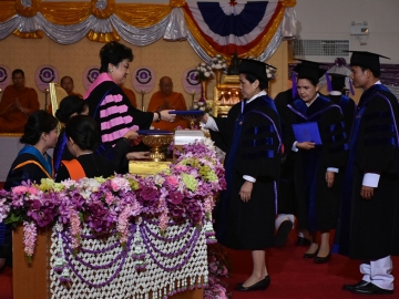 พระเจ้าวรวงศ์เธอ พระองค์เจ้าโสมสวลี พระวรราชาทินัดดามาตุ เสด็จประทานปริญญาบัตรแก่ผู้สำเร็จการศึกษาระดับปริญญาเอก ปริญญาโท และปริญญาตรี จากมหาวิทยาลัยปทุมธานี ประจำปีการศึกษา 2559-2560 รวม 2,830 คน ณ ห้องบัวหลวง อาคารหอประชุม มหาวิทยาลัยปทุมธานี อำเภอเมือง จังหวัดปทุมธานี เมื่อวันอาทิตย์ที่ 28 มกราคม 2561 เวลา 15.37 น.