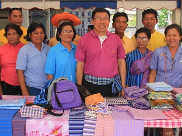 “ไทยนิยม ยั่งยืน” : ดร.สมศักดิ์ จังตระกุล ผวจ.ขอนแก่น เปิด “ตลาดประชารัฐ คนไทยยิ้มได้” จัดสถานที่จำหน่ายสินค้าเกษตร โอท็อป และสินค้าอุปโภค เพื่อสร้างอาชีพ และรายได้แก่ประชาชน ตามแนวคิด “พัฒนาตลาดใหม่ ขยายพื้นที่ตลาดเดิม” ที่ ศาลาประชาคมบ้านหนองเต่า ต.หนองแซง อ.บ้านแฮด จ.ขอนแก่น