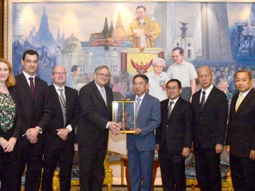 เยี่ยมคารวะ : พล.อ.อ.ประจิน จั่นตอง รองนายกรัฐมนตรี และ รมว.ยุติธรรม 
ต้อนรับ พอล โรบิลลิอาร์ด เอกอัครราชทูตเครือรัฐออสเตรเลียประจำราชอาณาจักรไทย ในโอกาสเข้าหารือข้อราชการร่วมกันในกรอบนโยบายความร่วมมือ
ระหว่างประเทศไทยและเครือรัฐออสเตรเลีย ณ กระทรวงยุติธรรม