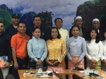 บริบูรณ์ด้วยทรัพยากร : สิทธิชัย ศักดา ผวจ.พังงา ต้อนรับ ดุสิต เมนะพันธุ์ เอกอัครราชทูต ณ คูเวต และคณะสื่อมวลชนของรัฐคูเวต ในการเยือนจังหวัดพังงา เพื่อประชาสัมพันธ์การท่องเที่ยวของจังหวัดพังงา ให้เป็นที่รู้จักแพร่หลาย รวมทั้งนำชมสถานที่ท่องเที่ยวเชิงนิเวศ และเยี่ยมชมวิถีชีวิตชุมชนมุสลิมต้นแบบในพื้นที่ โดยมี ผู้แทนหอการค้า จ.พังงา และ สมาคมธุรกิจการท่องเที่ยว จ.พังงา ร่วมต้อนรับ