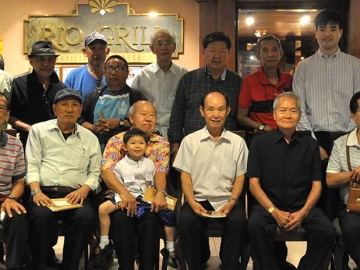 สูงวัย...แต่ไฟยังแรง : ภูมิ เตชะหรูวิจิตร 
หนุ่มเนื้อหอม ทายาทผู้บริหารในเครือเอเชียกรุ๊ป เป็นผู้แทนฝ่ายบริหาร โรงแรมเอเชีย กรุงเทพฯ ต้อนรับ
กลุ่มชมรมช่างภาพสื่อมวลชนอาวุโส ที่มาร่วมสังสรรค์ อาทิ 
ไกรสีห์ นาคประเสริฐ, สุวิทย์ โสรัจชนะ, 
เสริมสุข สุริยศักดิ์, สันติ เตชชีวพงศ์, สายัณห์ พรนันทารัตน์ และ ยิ่งศักดิ์ ตรงต่อศักดิ์ ที่ห้องอาหารบราซิลเลี่ยน “ริโอ กริลล์” โรงแรมเอเชีย ราชเทวี