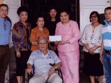 ทำบุญวันเกิด : ฉลวย เลขาพันธ์ อดีต
ผู้พิพากษาสมทบศาลเยาวชน จ.นนทบุรี สร้างกุศลในโอกาสวันคล้ายวันเกิด 
79 ปี โดยมอบเงินบริจาคให้แก่ สายสม 
วงศาสุลักษณ์ ประธานมูลนิธิร่วมน้ำใจต้านภัยเอดส์ เพื่อเป็นทุนการศึกษาให้เด็กกำพร้า บ้านราชวิถี โดยมี สุภโชติ 
เลขาพันธ์ คู่ชีวิต และบุตร กิตติ เลขาพันธ์ พร้อมญาติมิตร ร่วมอนุโมทนาบุญ ที่บ้านราชวิถี เขตพญาไท