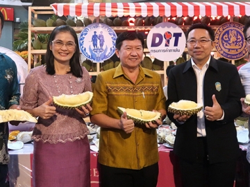ผลไม้ไทย..อร่อยไม่อั้น : ประกอบ วงศ์มณีรุ่ง รอง ผวจ.ภูเก็ต เปิดงาน “Thailand Amazing Durian and Fruit Fest @ Phuket” บุฟเฟ่ต์ทุเรียนและผลไม้ไทย เพื่อกระตุ้นการบริโภคผลไม้ไทย
และเพิ่มรายได้ให้เกษตรกรชาวสวน โดยมี ฉัตรชัย ศักดิ์ศิลปชัย รองอธิบดีกรมการค้าภายใน และ ประวิช จรรยาสิทธิกุล ปธ.จนท.บห.ศูนย์การค้าจังซีลอน ต้อนรับ ที่ ศูนย์การค้าจังซีลอน ป่าตอง ภูเก็ต