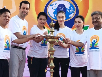 วันโยคะสากล : ภควันต สิงห พิศโนอี เอกอัครราชทูตสาธารณรัฐอินเดียประจำราชอาณาจักรไทย เปิดงาน “วันโยคะสากลครั้งที่ 4” โดยมี สันติ ป่าหวาย
รองปลัด การท่องเที่ยวและกีฬา และ กเวห์ ซาเฮดิ รองเลขาธิการฯ คณะกรรมการ
เศรษฐกิจและสังคมแห่งเอเชียฯ ร่วมงาน ที่ จุฬาลงกรณ์มหาวิทยาลัย

