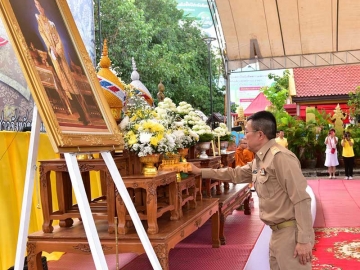 รวมใจใส่บาตร : ดร.สมศักดิ์ จังตระกุล ผวจ.ขอนแก่น นำข้าราชการ พ่อค้า ประชาชนทำบุญตักบาตรวันพระแรกของเดือน ตลอดปี 2561 ถวายเป็นพระราชกุศลแด่พระบาทสมเด็จพระปรมินทรมหาภูมิพลอดุลยเดช และเทิดพระเกียรติสมเด็จพระเจ้าอยู่หัวมหาวชิราลงกรณ บดินทรเทพยวรางกูร ณ ลานศาลหลักเมืองขอนแก่น