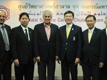 เยี่ยมชม : ศ.ดร.บัณฑิต เอื้ออาภรณ์ อธิการบดี จุฬาฯ พร้อมด้วย รศ.ดร.วินัย ดะห์ลัน ผอ.และผู้ก่อตั้งศูนย์วิทยาศาสตร์ฮาลาล จุฬาฯ ต้อนรับ มร.ซาเยด 
อาร์.อัลซายานี รมว.อุตสาหกรรม พาณิชย์ และการท่องเที่ยว รัฐบาห์เรน 
ที่มาเยี่ยมชมศูนย์ ในโอกาสเข้าร่วมประชุมฯ ที่ ศูนย์วิทยาศาสตร์ฮาลาล จุฬาฯ