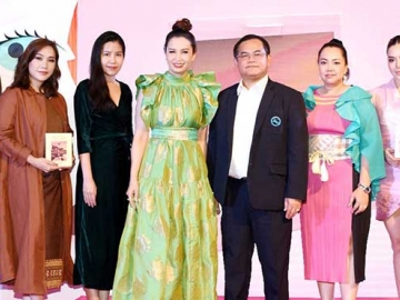 กลยุทธ์การตลาด : สมชาย ชมภูน้อย ผอ.ภูมิภาคภาคตะวันออกเฉียงเหนือ 
การท่องเที่ยวแห่งประเทศไทย และ อภัยพร ศรีสุข ผอ.ฝ่ายการตลาด 
บจก.โอ.พี.เนเชอรัล โปรดักส์ ร่วมเปิดแคมเปญ “PALETTE OF THAILAND” ตลับสีเมืองไทย 
เฉดสีบันดาลใจ ให้คุณออกไปเดินทาง ที่ ห้างสรรพสินค้าเซ็นทรัลเวิลด์