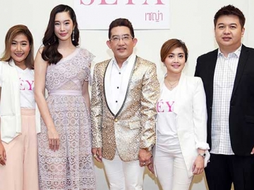 สวยล้ำนำสมัย : กุลิสรา อุดร และ 
ชุตินันท์ รวมพลังเอก ผู้บริหารแบรนด์เครื่องสำอางเซญ่า จัดงานเปิดตัวแบรนด์เครื่องสำอาง SEYA อย่างเป็นทางการ โดยมี อ.คฑา ชินบัญชร, พญ.ปิยอร 
หัสดินทร ณ อยุธยา, ธนภาคย์-
ดวงนภา กาศโอสถ และนางเอกสาว
หน้าหวาน วริฏฐิสา ลิ้มธรรมมหิศร ร่วมยินดี
