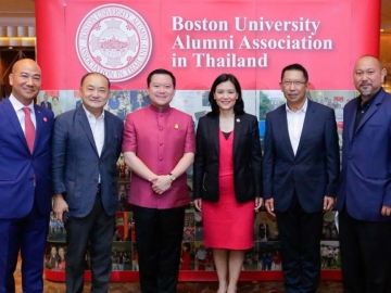 สังสรรค์ 2018 : ฐาปน สิริวัฒนภักดี CEO บมจ.ไทยเบฟเวอเรจ ศิษย์เก่ามหาวิทยาลัยบอสตัน บรรยายในงาน “Dinner Talk - Meet BU Thailand Leader ของสมาคมศิษย์เก่ามหาวิทยาลัยบอสตันในประเทศไทย โดยมี ดร.อารีพงศ์ ภู่ชอุ่ม และ ดร.ธนาวิชญ์ จินดาประดิษฐ์ ร่วมงาน ที่ โรงแรมอินเตอร์คอนติเนนตัล