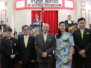 บางกอก 2500 : ไปรยาภรณ์ แข็งแรง กก.ผจก.ศูนย์การค้าพาราไดซ์ พาร์ค จัดมินิคอนเสิร์ตเพลงลูกกรุงจากศิลปินระดับตำนาน โดยมี สุเทพ วงศ์กำแหง และ จิรวุฒิ กาญจนะผลิน พร้อมนักร้องยุคเก่าร่วมแสดง ที่ ศูนย์การค้าพาราไดซ์ พาร์ค