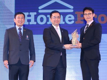 “โฮมโปร” รับรางวัล : สรรเสริญ เรืองสอน ผจก.ทั่วไป บมจ.โฮม โปรดักส์ เซ็นเตอร์ รับรางวัล Drive Award Human Resource จาก รศ.ดร.พสุ เดชะรินทร์ คณบดีคณะพาณิชยศาสตร์และการบัญชี จุฬาฯ ในฐานะองค์กรโดดเด่นภายใต้หลักธรรมาภิบาล