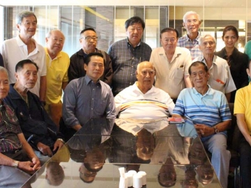 ด้วยรักและผูกพัน : สุทัศน์ พัฒนสิงห์ ผู้ก่อตั้งชมรมช่างภาพสื่อมวลชนอาวุโส ร่วมสังสรรค์ในโอกาสเดินทางจากสหรัฐอเมริกากลับมาพบปะเพื่อนๆ ช่างภาพฯ อาทิ ธนเดช อิงคภัทรางกูร ประธานชมรม, นิยม นาคประเสริฐ, สุวิทย์ โสรัจชนะ, สันติ เตชชีวพงศ์ โดยมี จุฬดา แม่นปืน รอง ผอ.ฝ่ายประชาสัมพันธ์ กลุ่ม MBK โรงแรมและการท่องเที่ยว ต้อนรับ ที่ โรงแรมปทุมวัน ปริ๊นเซส
