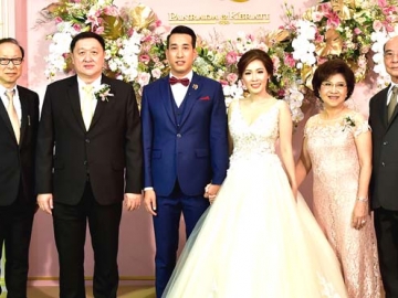 รักมั่น...ยืนยง : ประสงค์ พูนธเนศ ปลัดกระทรวงการคลัง เป็นประธานในพิธี
ฉลองมงคลสมรส ระหว่าง พัณณ์รฏา วัชรสิทธิ์เมธี กับ กีรติ เจียรไพฑูรย์ บุตร เบญจวรรณ-แสวง เจียรไพฑูรย์ กก.ผจก.โรงแรมเดอะ ทวินทาวเวอร์ โดยมีแขกเหรื่อมาร่วมอวยพรในงาน ที่โรงแรมเดอะ ทวินทาวเวอร์ ถนนรองเมือง