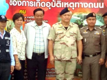 ปลอดภัย : ประสงค์ คงเคารพธรรม 
รอง ผวจ.สิงห์บุรี ตรวจเยี่ยมการตั้งด่าน
ชั่งน้ำหนักรถบรรทุก ตามโครงการ 
“รถบรรทุกสีขาว” ของกระทรวงคมนาคม 
โดยมีหน่วยงานร่วมตรวจสภาพเครื่องยนต์ 
ตรวจใบอนุญาตขับขี่ และตรวจสอบ
ผู้ขับขี่เกี่ยวกับสารเสพติดด้วย ที่
บริเวณถนนเลี่ยงเมือง อ.เมืองสิงห์บุรี

