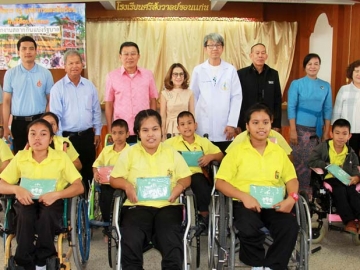 ออกสลากสัญจร : ดร.สมศักดิ์ จังตระกุล ผวจ.ขอนแก่น ต้อนรับ ตุ้มทอง มุสิกรัตน์ รักษาการ ผอ.สำนักงานสลากกินแบ่งรัฐบาล พร้อมคณะผู้บริหาร ที่มาเลี้ยงอาหารกลางวันและตรวจสุขภาพเด็ก ที่ โรงเรียนศรีสังวาล จ.ขอนแก่น ในโอกาสเดินทางไปออกสลาก งวดประจำวันที่ 1 กันยายน 2561 ที่ อบจ.ขอนแก่น