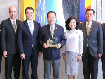 หุ้นยั่งยืน : สุทธิเกียรติ จิราธิวัฒน์ ประธานกรรมการ โรงแรมและรีสอร์ทในเครือเซ็นทารา 
ยินดีกับรางวัล “Thailand Sustainability Investment” ที่โรงแรม ได้รับจากตลาดหลักทรัพย์
แห่งประเทศไทย โดยมี สุพัตรา – ธีระยุทธ-ธีระเกียรติ จิราธิวัฒน์, ดร.รณชิต มหัทธนะพฤทธิ์, เดวิด กู๊ด และ แอนดรู แลงสตั้น ร่วมปลาบปลื้ม ที่ โรงแรมเซ็นทาราแกรนด์ฯ เซ็นทรัลเวิลด์