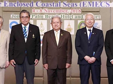 นานาชาติ : พล.อ.สุรยุทธ์ จุลานนท์ องคมนตรี เปิดประชุม “The 12th International Conference 
on the Environmental Management of the Enclosed Coastal Seas (EMECS 12)” แสดง
ผลงานทางวิชาการและเสนอการจัดการเพื่อพัฒนาระบบท้องทะเลอย่างยั่งยืน โดยมี ศ.ดร.เปี่ยมศักดิ์ 
เมนะเศวต และ ศ.ดร.สนิท อักษรแก้ว ร่วมงาน ที่ โรงแรมจอมเทียนปาล์มบีชรีสอร์ท พัทยา