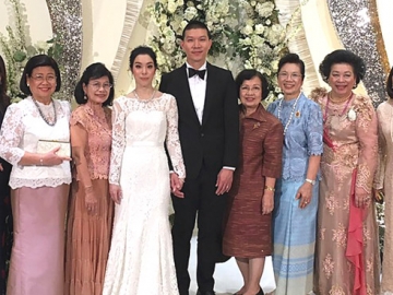 รักมั่นมิคลาย : ดร.ธวัช - อภิญญา ถาวรธวัช ประธาน และ กก.ผจก.บจก.ซี.ที.แลนด์ และบริษัท
ในเครือ อวยพรแก่คู่บ่าวสาวในงานฉลองสมรสบุตรชาย วุฒิพล ถาวรธวัช กับ เจนสิรี อีศพรรค์ 
หลานสาวของ สิริพงษ์ - พัชรนันท์ หริพจน์ทวีกุล ที่ โรงแรมเดอะควอเตอร์ อารีย์ กิจการของครอบครัว
ฝ่ายชาย โดยมี เพชรรัตน์ เอกแสงกุล และเพื่อนบัญชีธรรมศาสตร์ของคุณแม่เจ้าบ่าว ร่วมยินดี