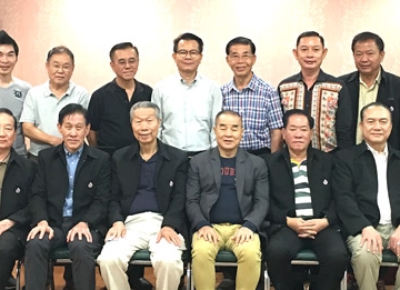 ชมรม สุดกลมเกลียว : สมชาย จงพิพิธพร ประธานชมรมสุขสวัสดิ์ 14 จัดประชุมคณะกรรมการบริหารชมรม สมัยที่ 12 ครั้งที่ 4 เพื่อปรึกษาหารือเรื่องการเตรียมจัดประชุมเลือกตั้งของคณะกรรมการบริหารชมรมสุขสวัสดิ์ 14 ชุดใหม่ แทนชุดเก่าที่จะครบวาระการทำงาน และเตรียมการจัดงานลี้ยงฉลองส่งท้ายปีเก่าต้อนรับปีใหม่ ให้กับคณะสมาชิกกว่า 200 คน พร้อมสรุปการทำกิจกรรมต่างๆ เพื่อสังคมตลอดรอบปีที่ผ่านมา โดยมี พ.ต.อ.พุฒิพงศ์ ภู่เพียนเลิศ กรรมการกิตติมศักดิ์ เข้าร่วมการประชุม ที่ ครัวเจ๊ง้อ ถนนพระรามที่ 2