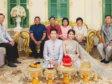 รักยืนยง...คงมั่นนิรันดร : ธนวัฒน์ คณานิธิกุล พร้อมครอบครัว ยกขบวนขันหมากสู่ขอ 
วราภรณ์ เพ็ชรยืนยง ธิดา พัฒนพงษ์ - สมจิตร เพ็ชรยืนยง โดยจัดพิธีหมั้นอย่างสมเกียรติ ที่ 
วิภาวดีพาเลซ และงานเลี้ยงฉลองมงคลสมรส ที่ สโมสรตำรวจ ถนนวิภาวดีรังสิต ท่ามกลางญาติมิตรที่มาร่วมอวยพรและแสดงความยินดีอย่างอบอุ่นด้วยบรรยากาศที่เต็มไปด้วยความปีติยินดี