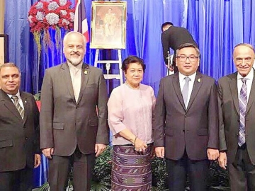 วันเอกราช : ทักสบิลกุล ทูเมอคูเลค เอกอัครราชทูตมองโกเลียประจำราชอาณาจักรไทย จัดงานฉลองครบรอบวันเอกราชมองโกเลีย โดยมี โมห์เซน โมฮามาดี ออท.สาธารณรัฐอิสลามอิหร่าน, โจอาควิม อามารัล ออท.สาธารณรัฐประชาธิปไตยติมอร์-เลสเต และ ผศ.ดร.พลับพลึง พงศ์ชนะ ที่ปรึกษาฯ อนุกรรมาธิการฝ่ายศาสนาศิลปวัฒนธรรมฯ ของรัฐสภา ร่วมงาน ที่ โรงแรมแชงกรี-ลา