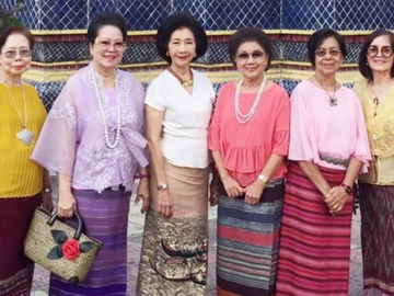 สาว “สิงห์ดำ” : ศิษย์เก่ารัฐศาสตร์ จุฬาฯ รุ่น 2505 อาทิ ลักษมี เยาหะรี, สมจินตนา เพชรสว่าง, มุกดา ไทยทอง, คุณหญิงผะอบทิพย์ ศาตะมาน, ศิวนาถ สุชาดา, ลาวัลย์ เยาหะรี, ศิวนาถ สายสมบูรณ์ และ ดวงมาลย์ ศิลปอาชา ศิษย์เก่านิติศาสตร์ จุฬาฯ พร้อมใจกันแต่งชุดไทยเที่ยวงานสมโภชพระอาราม 230 ปี วัดพระเชตุพนวิมลมังคลารามราชวรมหาวิหาร (วัดโพธิ์) ย้อนยุคสมัยรัตนโกสินทร์