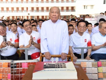 อวยพรวันเกิด : ภราดาหลุยส์ วิริยะ ฉันทวโรดม ที่ปรึกษาผู้อำนวยการโรงเรียนอัสสัมชัญ ตัดเค้กในโอกาสวันคล้ายวันเกิดครบรอบ 85 ปี พร้อมทั้งร่วมชมการแปรอักษรของนักเรียนอัสสัมชัญ โดยมี ดร.วัลลภ เจียรวนนท์ นายกกิตติมศักดิ์ สมาคมอัสสัมชัญ, ปิยะบุตร ชลวิจารณ์ นายกสมาคมอัสสัมชัญ พร้อมด้วยศิษย์เก่าและศิษย์ปัจจุบัน ร่วมกิจกรรมงานอวยพรวันเกิด 85 ปี บราเดอร์หลุยส์ ที่ โรงเรียนอัสสัมชัญ ถนนเจริญกรุง เขตบางรัก เมื่อวันจันทร์ที่ 26 พฤศจิกายน 2561