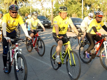 ซ้อมใหญ่ “Bike อุ่นไอรัก” : ดร.สมศักดิ์
จังตระกุล ผวจ.ขอนแก่น และ สันติ 
เหล่าบุญเสงี่ยม รอง ผวจ.ขอนแก่น พร้อม
ข้าราชการและประชาชน ประมาณ 
1 พันคน ร่วมการซ้อมปั่นในเส้นทางจริง 
เพื่อตรวจสอบสภาพรถและสภาพร่างกาย 
โดยเริ่มที่สวนสาธารณะบึงทุ่งสร้าง
ถ.จอมพล ต.ในเมือง อ.เมือง จ.ขอนแก่น
และปั่นจักรยานผ่านไปแต่ละจุดระยะทาง
ประมาณ 24 กิโลเมตร