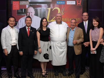 ฉลอง 12 ปี : มร.ฟรานซิส ซิมเมอร์แมน 
ผจก.ทั่วไป โรงแรมแลนด์มาร์คฯ จัดงาน
ฉลองครบรอบ 12 ปี แห่งความสำเร็จของห้องอาหาร “Rib Room & Bar Steakhouse” โดยมี ม.ล.ศิริเฉลิม 
สวัสดิวัตน์, อนิรุทธ โปษะกฤษณะ, 
ดอลล่าล์ เผ่าสวัสดิ์, น้ำทิพย์ ชินธรรมรักษ์ 
และลูกค้าพร้อมพันธมิตรร่วมงาน ที่ ห้องอาหารริบรูม แอนด์ บาร์ สเต็กเฮ้าส์ 
ชั้น 31 โรงแรมแลนด์มาร์ค กรุงเทพฯ