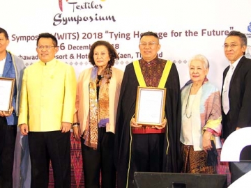 ก้องโลก : ดร.สมชาย หาญหิรัญ รมช.อุตสาหกรรม เปิดงาน “มหกรรมผ้ามัดหมี่โลกและเสวนา 2018 : สืบสานภูมิปัญญาสู่อนาคต World IKAT Textiles Symposium (WITS) 2018 
: Tying Heritage for the Future” และมอบใบรับรองการเป็นเมืองหัตถกรรมโลกแห่งผ้าไหมมัดหมี่ของจังหวัดขอนแก่น ให้ ดร.สมศักดิ์ จังตระกุล ผวจ.ขอนแก่น ที่ โรงแรมราชาวดีรีสอร์ท จ.ขอนแก่น