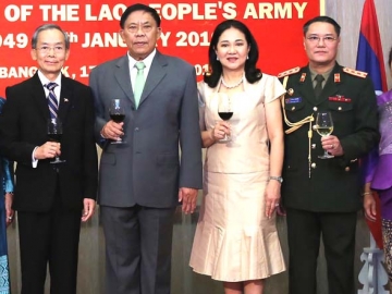 7 ทศวรรษ : แสง สุขะทิวง เอกอัครราชทูตสาธารณรัฐประชาธิปไตยประชาชนลาวประจำ
ราชอาณาจักรไทย เป็นประธานในงานเลี้ยงฉลองครบรอบ 70 ปี แห่งสาธารณรัฐประชาธิปไตยประชาชนลาว โดยมี พล.ต.อ.อัศวิน ขวัญเมือง ผู้ว่าราชการกรุงเทพมหานคร, พ.อ.ดาวไก เลิดลีวัน 
ผู้ช่วยทูตฝ่ายทหาร สปป.ลาว, สมดี สุขะทิวง และ กวดแก้ว เลิดลีวัน ร่วมงาน ที่ โรงแรม ดิ เอมเมอรัลด์