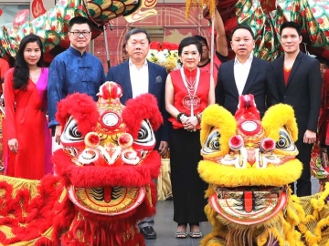 เสริมสิริมงคล : สุทธิภัค จิราธิวัฒน์ รอง กก.ผจก.ใหญ่ บมจ.เซ็นทรัลพัฒนา และ 
จิตรา ก่อนันทเกียรติ กูรูเรื่องจีน ทำพิธีเบิกเนตรมังกร พร้อมแนะนำวิธีปฏิบัติตน
สู่ความมั่งคั่งอุดมสมบูรณ์ในปีกุน โดยมี ดร.ณัฐกิตติ์ ตั้งพูลสินธนา ผช.กก.ผจก.ใหญ่ ฝ่ายการตลาด ร่วมต้อนรับแขก ที่ ลานหน้าศูนย์การค้าเซ็นทรัลเวิลด์

