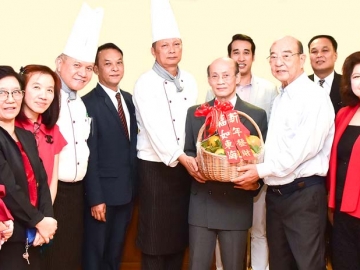 อวยพรตรุษจีน : ยุทธ ด่านภักดีกุล และ ศุภวรรณ ถนอมเกียรติภูมิ รอง กก.
ผจก.พร้อมด้วย แอลแลน แจ่มเมฆ ผจก.ทั่วไป โรงแรมเดอะทวิน ทาวเวอร์ นำคณะ
ผู้บริหารร่วมกันอวยพร แสวง เจียรไพฑูรย์ กก.ผจก.โรงแรม ในวันตรุษจีน
เพื่อความเป็นสิริมงคลเริ่มต้นปีใหม่ของชาวไทยเชื้อสายจีน ที่ โรงแรม