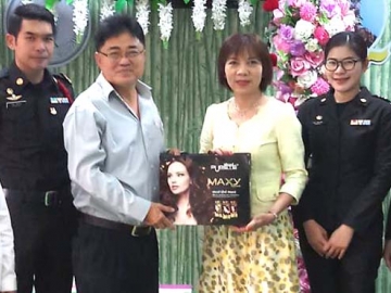 เทศกาลวาเลนไทน์ : ภาวนา ใจเสงี่ยม ผช.ผอ.เขตธนบุรี มอบหนังสือขอบคุณให้แก่ จักรพันธ์ วรอาคาร เลขานุการ สมาคมเสริมความงามแห่งประเทศไทย 
ในโอกาสที่มอบผลิตภัณฑ์จัดแต่งดูแลเส้นผม แคริ่ง และ เพียวเต้ ให้ทางเขต
ธนบุรี เพื่อมอบเป็นของขวัญแก่คู่รักที่มาจดทะเบียนสมรสในวันแห่งความรัก