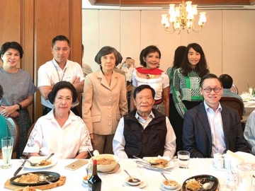 ร่วมยินดี : ศรีภูมิ ศุขเนตร ประธานนักศึกษา DCP รุ่น 15 จัดงานเลี้ยงยินดีให้แก่ กุลเวช 
เจนวัฒนวิทย์ กก.ผอ.สมาคมส่งเสริมสถาบันกรรมการบริษัทไทย (IOD) โดยมี ศ.สุภาพรรณ รัตนาภรณ์, 
ผศ.วัธนี พรรณเชษฐ์, ชนินทร์ รุนสำราญ, ณิศา กาญจนจารี, ม.ล.ปีกทอง ทองใหญ่, พัชรี 
คงตระกูลเทียน, พรพัณณ์ ปัทมะศังข์ และ ดารานีย์ วัจนะวุฒิวงศ์ ร่วมงาน ที่ราชกรีฑาสโมสร
