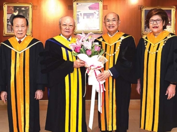 ผลงาน...บริหารธุรกิจยอดเยี่ยม : ศ.เกียรติคุณ นพ.เกษม วัฒนชัย องคมนตรี ร่วมแสดงความยินดีและมอบปริญญา บริหารธุรกิจดุษฎีบัณฑิตกิตติมศักดิ์ มหาวิทยาลัยหัวเฉียวเฉลิมพระเกียรติ ให้แก่ ธนากร เสรีบุรี รองประธานอาวุโส เครือเจริญโภคภัณฑ์ ที่ มหาวิทยาลัยหัวเฉียวเฉลิมพระเกียรติ จ.สมุทรปราการ