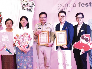 วิ่งอุ้มรักให้ยั่งยืน : ว่าที่ ร.ต.กิตติภพ รอดดอน นายอำเภอเกาะสมุย, นงเยาว์ จิรันดร ผอ.ททท.สำนักงานเกาะสมุย และ สรัล ตันติจำนรรจ์ ผอ.อาวุโสฯ บมจ.เซ็นทรัลพัฒนา ร่วมเปิดงาน “SAMUI LOVE RUN” กิจกรรมพิสูจน์ความรักในวันวาเลนไทน์ เพื่อลุ้นรับใบทะเบียนสมรสทองคำ 
สำหรับ 5 คู่แรกที่วิ่งเข้าเส้นชัย และส่งเสริมการท่องเที่ยวเกาะสมุย ที่ ศูนย์การค้าเซ็นทรัลเฟสติวัลสมุย