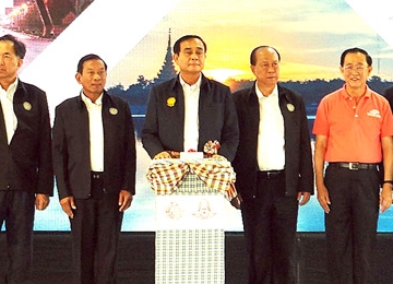 สถานีรถไฟลอยฟ้า : พล.อ.ประยุทธ์ จันทร์โอชา นายกรัฐมนตรี เปิดสถานีรถไฟขอนแก่นอย่างเป็นทางการ ที่มีความสวยงามและใหญ่ที่สุดในประเทศไทย พร้อมเป็นพยานมอบหนังสือโครงการแสดงป่าชุมชนให้กับผู้แทนป่าชุมชนในอำเภอหนองเรือ รวมทั้งติดตามความคืบหน้าการก่อสร้างโครงการรถไฟทางคู่และทดลองการเดินรถในโครงการพัฒนาโครงข่ายรถไฟทางคู่ ชุมทางจิระ-ขอนแก่น โดยมี อาคม เติมพิทยาไพสิฐ 
รมว.คมนาคม, สมศักดิ์ จังตระกุล ผวจ.ขอนแก่น และ วรวุฒิ มาลา รักษาการ ผู้ว่าการการรถไฟแห่งประเทศไทย ร่วมพิธี