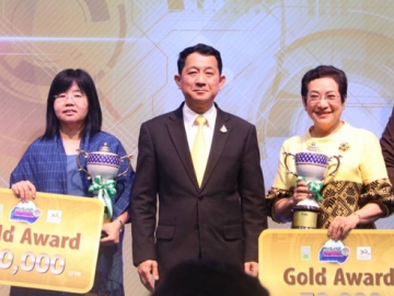 “เกษตรสมัยใหม่ เพื่อประเทศไทยยั่งยืน” : ศ.นพ.สิริฤกษ์ ทรงศิวิไล เลขาธิการคณะกรรมการวิจัยแห่งชาติ มอบรางวัล Gold Award ให้แก่ ดร.อาภารัตน์ มหาขันธ์ รองผู้ว่าการ สถาบันวิจัยวิทยาศาสตร์และเทคโนโลยีแห่งประเทศไทย ในผลงานวิจัยและพัฒนานวัตกรรมหุ่นยนต์และ
เครื่องจักรกลอัตโนมัติ ในงานมหกรรมงานวิจัยแห่งชาติ 2562 ที่ โรงแรมเซ็นทาราแกรนด์ฯ เซ็นทรัลเวิลด์



