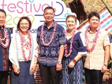 “เทศกาลวิถีน้ำ...วิถีไทย” : ว่าที่ ร.ต.รักชัย เลิศสุบิน นายอำเภอหนองหาน เปิดงาน “Water Festival 
2019” ครั้งที่ 5 ม่วนคัก ม่วนหลายสงกรานต์ ไทพวนบ้านเชียง โดยมี ธารทิพย์ ศิรินุพงศ์ ผอ.
โครงการพัฒนาชุมชน และ อํานาจ ผการัตน์ ที่ปรึกษา กก.ผอ.ใหญ่ บมจ.ไทยเบฟเวอเรจ พร้อมด้วย 
เสกสรร ศรีไพรวรรณ ผอ.ททท.สำนักงานอุดรธานี ร่วมงาน ที่ วัดสระแก้ว อ.หนองหาน จ.อุดรธานี
