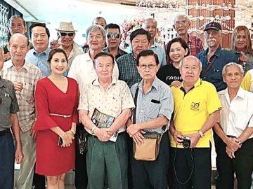 เพื่อนพ้องฉลองสงกรานต์ : ธนเดช อิงคภัทรางกูร ประธานชมรมช่างภาพสื่อมวลชนอาวุโส จัดงานเลี้ยงสังสรรค์สมาชิก อาทิ สุวิทย์ โสรัจชนะ, สันติ เตชชีวพงศ์, กิตติพันธ์ สุริยศักดิ์, สุวัฒน์ 
เศวตไอยาราม และ สุรชัย วิเศษโสภา นายกสมาคมช่างภาพสื่อมวลชนฯ ที่ โรงแรมเดอะ เบอร์เคลีย์ ประตูน้ำ โดยมี นภัสนันท์ เรืองสูงเนิน ผจก.ฝ่ายประชาสัมพันธ์และสื่อสารการตลาด โรงแรม ต้อนรับ

