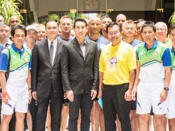 ต้อนรับนักบอลอาวุโส : เทพพิทักษ์ จันทร์สุเทพ นายกสมาคมกีฬาฟุตบอลอาวุโสไทย ต้อนรับทีมนักฟุตบอลอาวุโสไทยและต่างชาติ ที่เดินทางมาแข่งขันชิงแชมป์โลก ในโครงการนันทนาการนานาชาติเพื่อการท่องเที่ยว และเข้าพัก
ที่ โรงแรมเดอะ ทวิน ทาวเวอร์ ถนนรองเมือง โดยมีคณะผู้บริหารโรงแรม ร่วมต้อนรับ