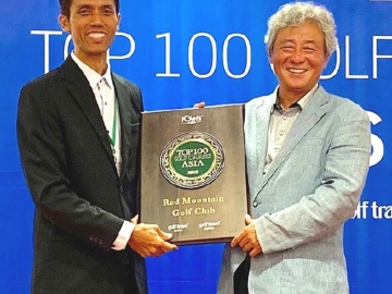 ติดต่อกัน ปีที่ 3 : ทรงเกียรติ อาทรกิจ ผจก.คลับเฮาส์ 
สนามกอล์ฟ เรด เมาน์เทน กอล์ฟ คลับ จ.ภูเก็ต รับรางวัล 
“Top 100 Golf Courses in Asia 2019” จาก 
นิตยสารกอล์ฟ ทราเวล โดยถูกจัดให้เป็นลำดับ 29 ของสนามกอล์ฟที่โดดเด่น ที่เมืองยะโฮร์บาห์รู ประเทศมาเลเซีย